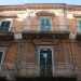 Foto 7. Lo stesso elemento architettonico lo ritroviamo poco pi avanti su unaltra casa antica, bellissima ma chiaramente in declino. Un vero peccato perch le sue ringhiere in ferro sono uniche per il loro ornamento centrale: un rosone con una serie di assi che si irradiano dal nucleo centrale 